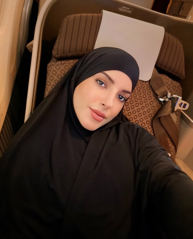 Belum lama ini Tasya diketahui telah resmi bercerai dengan Ahmad Assegaf. Momen umrah tersebut sekaligus untuk mengungkapkan isi hati Tasya kepada Tuhan. Akan menghabiskan taun baru dengan umroh alhamdulillah bismillah ya Allah mau nangis meronta ronta di depan rumah Mu, alhamdulillah bisa ajak adek2 umroh bareng memong , mohon doanya semuanya, tulisnya. Foto: Instagram/@tasyafarasya