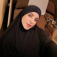 Belum lama ini Tasya diketahui telah resmi bercerai dengan Ahmad Assegaf. Momen umrah tersebut sekaligus untuk mengungkapkan isi hati Tasya kepada Tuhan. Akan menghabiskan taun baru dengan umroh alhamdulillah bismillah ya Allah mau nangis meronta ronta di depan rumah Mu, alhamdulillah bisa ajak adek2 umroh bareng memong , mohon doanya semuanya, tulisnya. Foto: Instagram/@tasyafarasya