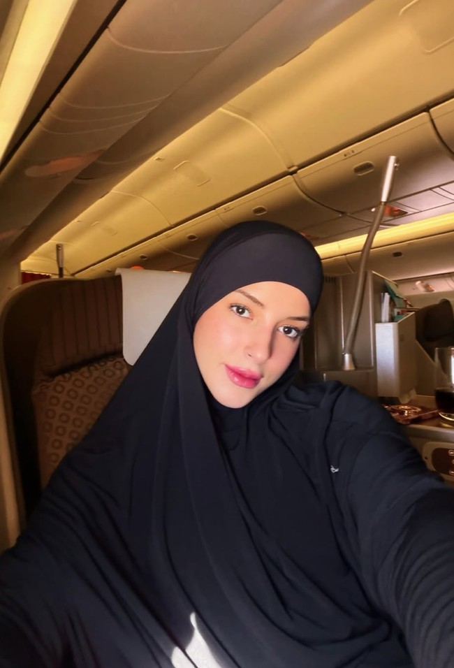 Wajah Tasya terlihat flawless dengan riasan bernuansa pink yang fresh. Blush on tipis dipadukan lipstik pink glossy membuat penampilannya makin segar. Foto: Instagram/@tasyafarasya