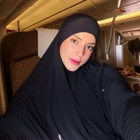 Wajah Tasya terlihat flawless dengan riasan bernuansa pink yang fresh. Blush on tipis dipadukan lipstik pink glossy membuat penampilannya makin segar. Foto: Instagram/@tasyafarasya