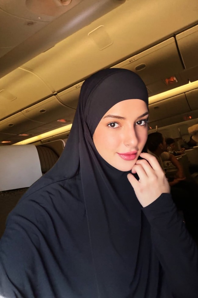 Punya paras wanita Arab yang kental, penampilan Tasya jadi terlihat bak Barbie kenakan hijab. Foto: Instagram/@tasyafarasya