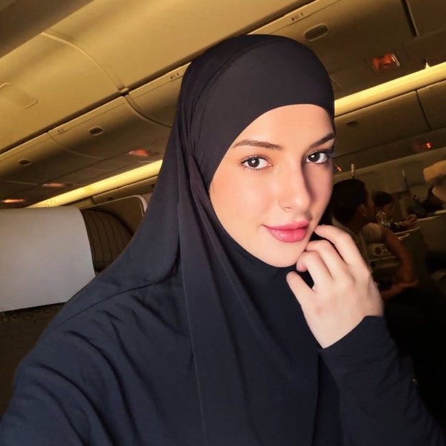 Potret Tasya Farasya Umrah saat Tahun Baru 2026, Cantik Manglingi Berhijab