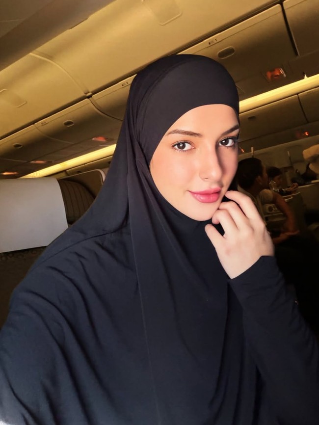 Potret Tasya Farasya Umrah saat Tahun Baru 2026, Cantik Manglingi Berhijab