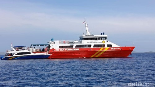 Tim SAR gabungan melakukan pencarian korban kapal pinisi Putri Sakinah yang tenggelam di Selat Pulau Padar, Taman Nasional Komodo, Rabu (31/12/2025). (Foto: Ambrosius Ardin/detikBali)