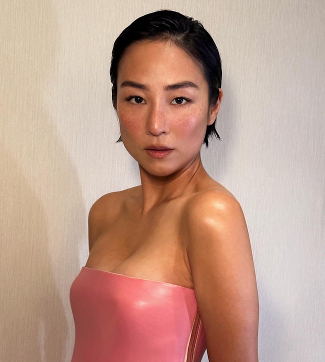 MICRO BOB. Gaya Greta Lee ini cocok untuk kamu yang ingin mempertahankan gaya rambut pendek dalam waktu panjang. Pixie super pendek seperti ini disebut bakal tren 2026. Foto: Instagram