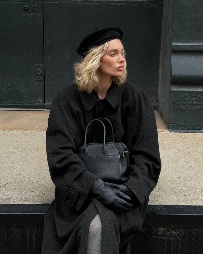 CURL CONTOUR. Tekstur rambut alami menjadi kunci tren rambut 2026. Karena itu, bob yang tetap memperlihatkan tekstur ikal atau keriting seperti ini difavoritkan. Foto: Instagram