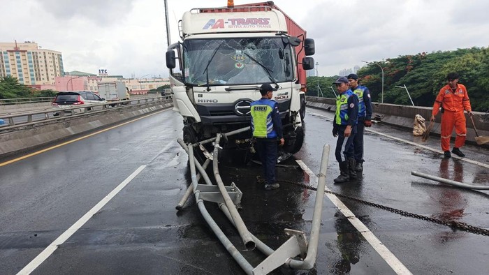 Pembatas Jalan 76 Meter di Tol Pulomas Copot Usai Ditabrak Truk Trailer