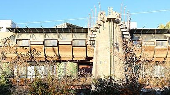 Dari Jalanan Terlihat Seperti UFO, Rumah Ini Bikin Melongo