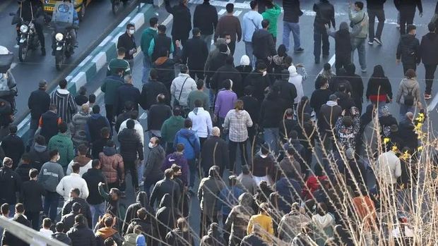 Unjuk rasa memprotes kesulitan ekonomi marak digelar di Teheran, ibu kota Iran Protesters march in downtown Tehran, Iran, Monday, Dec. 29, 2025. (AP)