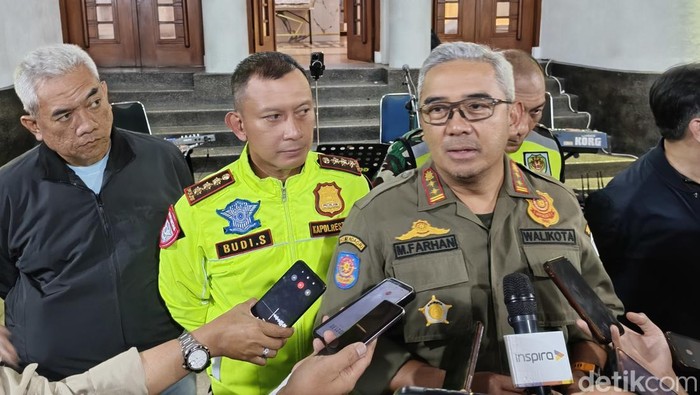 Wali Kota Bandung M Farhan usai meninjau sejumlah titik jelang pergantian Tahun Baru 2026.