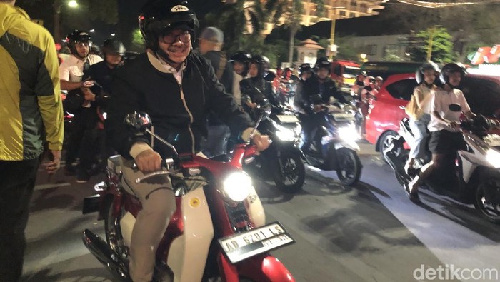 Wali Kota Jogja Hasto Wardoyo bermotor memantau kondisi jalan di Jogja, Rabu (31/12).