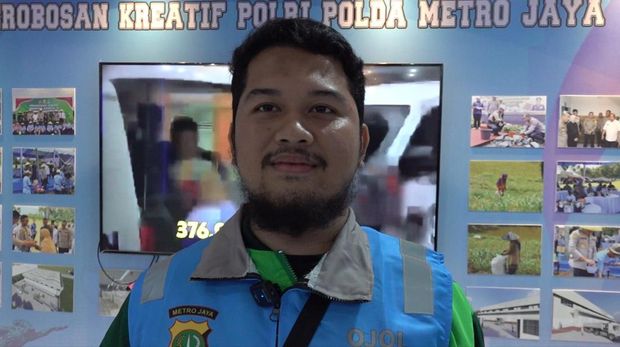 Wakil Ketua MUI Provinsi DKI Jakarta KH Yusuf Aman, Ketua PWI Jakarta, Kesit Budi Handoyo, anggoat Ojol Kamtibmas Rahmat Fauzi, dan  Muhammad Al-Fatih, siswa kelas 6 SD di Jaktim menghadiri rilis akhir tahun 2025 di Polda Metro Jaya.