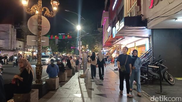 Warga jalan-jalan di Tunjungan Surabaya