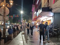 Video: Warga Padati Kawasan Tunjungan Surabaya di Malam Tahun Baru