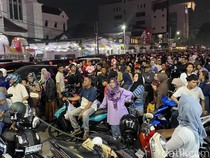 Warga Padati Kampung Madras Jelang Pergantian Tahun, Arus Lalu Lintas Tersendat