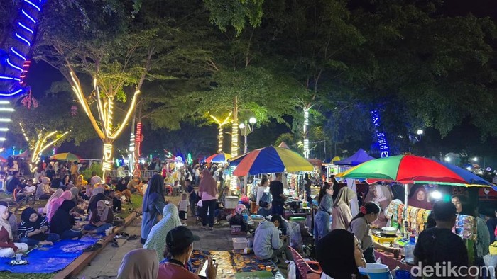 Warga Padati Lapangan Merdeka Bone demi Rayakan Malam Tahun Baru