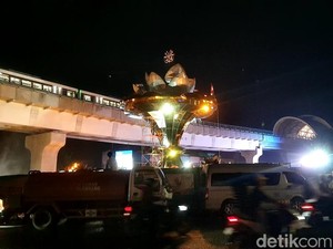 Warga Mulai Padati Sekitaran Jembatan Ampera, Kecewa Air Mancur Belum Kelar