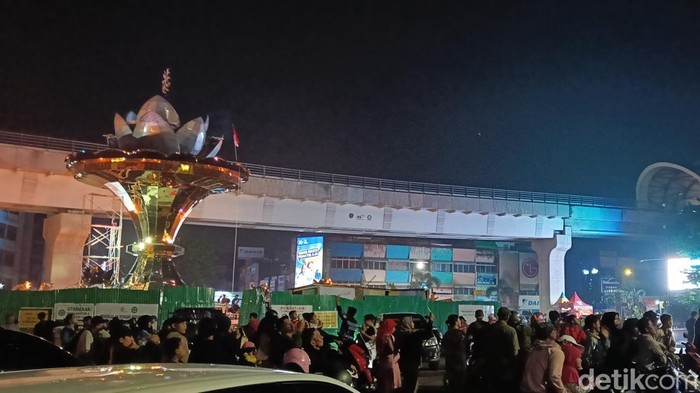 Warga Palembang padati kawasan Jembatan Ampera jelang malam pergantian tahun