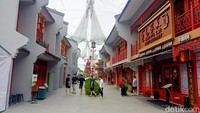 Dengan menghadirkan wisata kuliner khas Tiongkok, Park Shanghai menyediakan puluhan tenant yang menyajikan dim sum, bebek panggang, bakpao, teh bunga, dan jajanan tradisional.