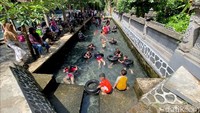 Kolam renang dari sumber mata air alami ini dikunjungi sekitar 3 ribu wisatawan saat momen libur Nataru.
