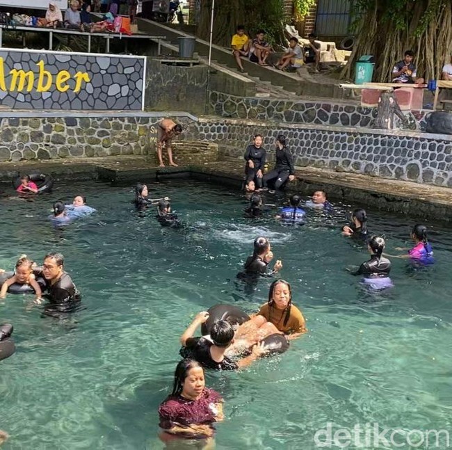 Libur Akhir Tahun Wisata Sumur Amber Blitar Diserbu Pengunjung