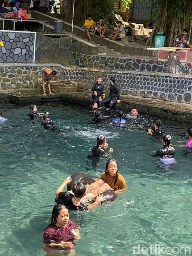 Libur Akhir Tahun Wisata Sumur Amber Blitar Diserbu Pengunjung