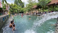 Pada momen tertentu dalam sehari mencapai 3500 pengunjung.