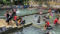 Harga tiket pun cukup terjangkau hanya Rp 3.500. Hal itu membuat wisata ini selalu ramai saat libur natal dan tahun baru.