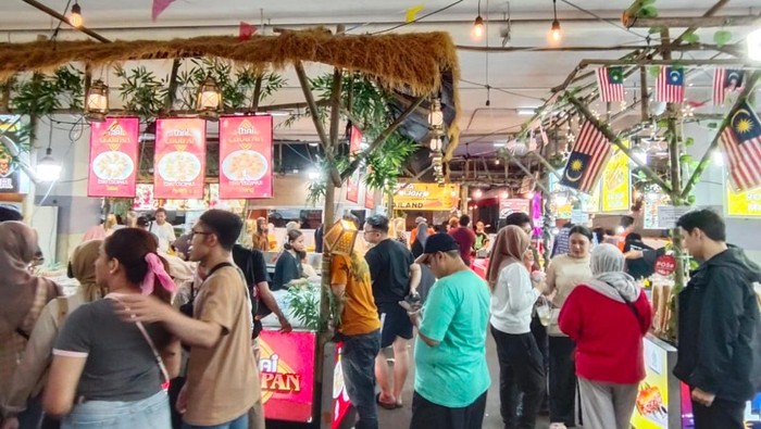 Yuk! Tahun Baruan di Transmart Cempaka Putih, Bisa Jajan Kuliner Viral