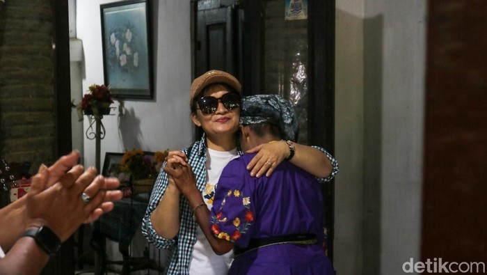 Warga Kampung Tugu, Jakarta Utara, menjalani tradisi Rabo-rabo saat perayaan Tahun Baru, Kamis (1/1/2026). Tradisi turun-temurun ini kembali digelar sebagai bentuk silaturahmi dan pelestarian budaya yang telah diwariskan sejak ratusan tahun lalu.