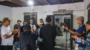 Masyarakat sekitar Kampung Tugu menyambut dan mendukung penuh pelaksanaan tradisi ini.