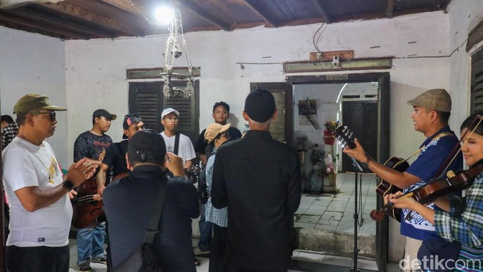 Warga Kampung Tugu, Jakarta Utara, menjalani tradisi Rabo-rabo saat perayaan Tahun Baru, Kamis (1/1/2026). Tradisi turun-temurun ini kembali digelar sebagai bentuk silaturahmi dan pelestarian budaya yang telah diwariskan sejak ratusan tahun lalu.