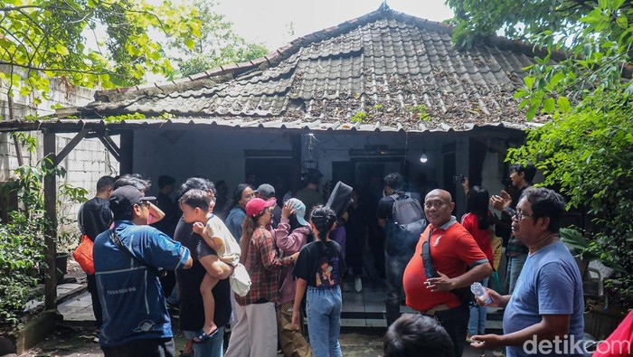 Warga Kampung Tugu, Jakarta Utara, menjalani tradisi Rabo-rabo saat perayaan Tahun Baru, Kamis (1/1/2026). Tradisi turun-temurun ini kembali digelar sebagai bentuk silaturahmi dan pelestarian budaya yang telah diwariskan sejak ratusan tahun lalu.