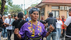 Sambil memainkan alunan musik kroncong, komunitas Kampung Tugu bersilaturahmi dengan mendatangi rumah-rumah warga. Mereka saling bermaafan sebagai simbol pembuka tahun yang baru, sekaligus mempererat hubungan antarwarga.