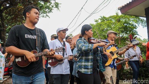 Warga Kampung Tugu, Jakarta Utara, menjalani tradisi Rabo-rabo saat perayaan Tahun Baru, Kamis (1/1/2026). Tradisi turun-temurun ini kembali digelar sebagai bentuk silaturahmi dan pelestarian budaya yang telah diwariskan sejak ratusan tahun lalu.