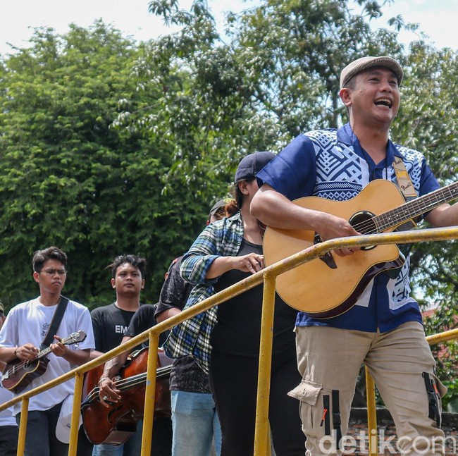 Alunan Kroncong Iringi Tradisi Rabo-rabo di Kampung Tugu