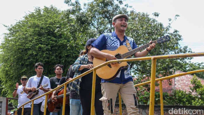 Warga Kampung Tugu, Jakarta Utara, menjalani tradisi Rabo-rabo saat perayaan Tahun Baru, Kamis (1/1/2026). Tradisi turun-temurun ini kembali digelar sebagai bentuk silaturahmi dan pelestarian budaya yang telah diwariskan sejak ratusan tahun lalu.