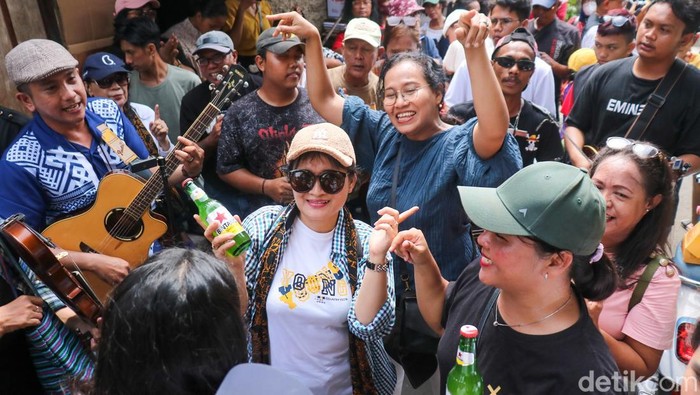 Warga Kampung Tugu, Jakarta Utara, menjalani tradisi Rabo-rabo saat perayaan Tahun Baru, Kamis (1/1/2026). Tradisi turun-temurun ini kembali digelar sebagai bentuk silaturahmi dan pelestarian budaya yang telah diwariskan sejak ratusan tahun lalu.