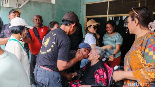Warga Kampung Tugu, Jakarta Utara, menjalani tradisi Rabo-rabo saat perayaan Tahun Baru, Kamis (1/1/2026). Tradisi turun-temurun ini kembali digelar sebagai bentuk silaturahmi dan pelestarian budaya yang telah diwariskan sejak ratusan tahun lalu.