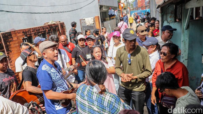 Warga Kampung Tugu, Jakarta Utara, menjalani tradisi Rabo-rabo saat perayaan Tahun Baru, Kamis (1/1/2026). Tradisi turun-temurun ini kembali digelar sebagai bentuk silaturahmi dan pelestarian budaya yang telah diwariskan sejak ratusan tahun lalu.
