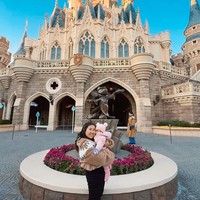 Kiky Saputri bersama suami dan buah hati tercinta pergi ke Jepang. Tampak ia menikmati bermain bersama sang anak. Foto: Dok. Instagram