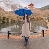 Salah satu selebriti Indonesia yang liburan akhir tahun ke Jepang adalah Aura Kasih. Ia memilih destinasi kuil di Kyoto hingga Universal Studio. Foto: Dok. Instagram