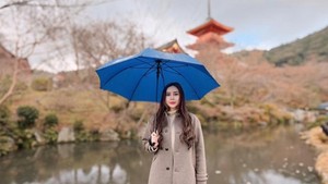 Aura Kasih menikmati liburan akhir tahun di Jepang dengan mengunjungi kuil-kuil Kyoto hingga serunya Universal Studio. Foto: Dok. Instagram