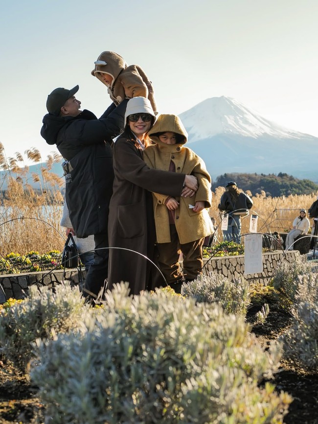 Keluarga manis Chelsea Olivia dan Glenn Alinskie juga memilih Jepang sebagai destinasi liburan bersama anak-anak. Tampak mereka berpergian ke Tokyo hingga menikmati pemandangan Gunung Fuji. Foto: Dok. Instagram
