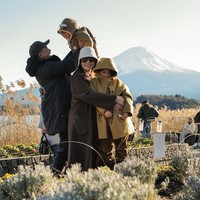 Keluarga manis Chelsea Olivia dan Glenn Alinskie juga memilih Jepang sebagai destinasi liburan bersama anak-anak. Tampak mereka berpergian ke Tokyo hingga menikmati pemandangan Gunung Fuji. Foto: Dok. Instagram