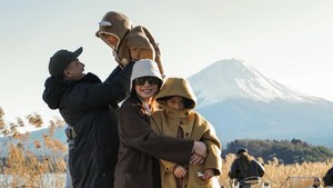 Chelsea Olivia dan Glenn Alinskie mengajak anak-anak liburan ke Jepang, dari jalan-jalan di Tokyo sampai menikmati Gunung Fuji. Foto: Dok. Instagram