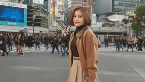 Prilly Latuconsina tampil stylish dengan mini skirt dan jaket cokelat saat menjelajah kawasan Shibuya, Tokyo. Foto: Dok. Instagram