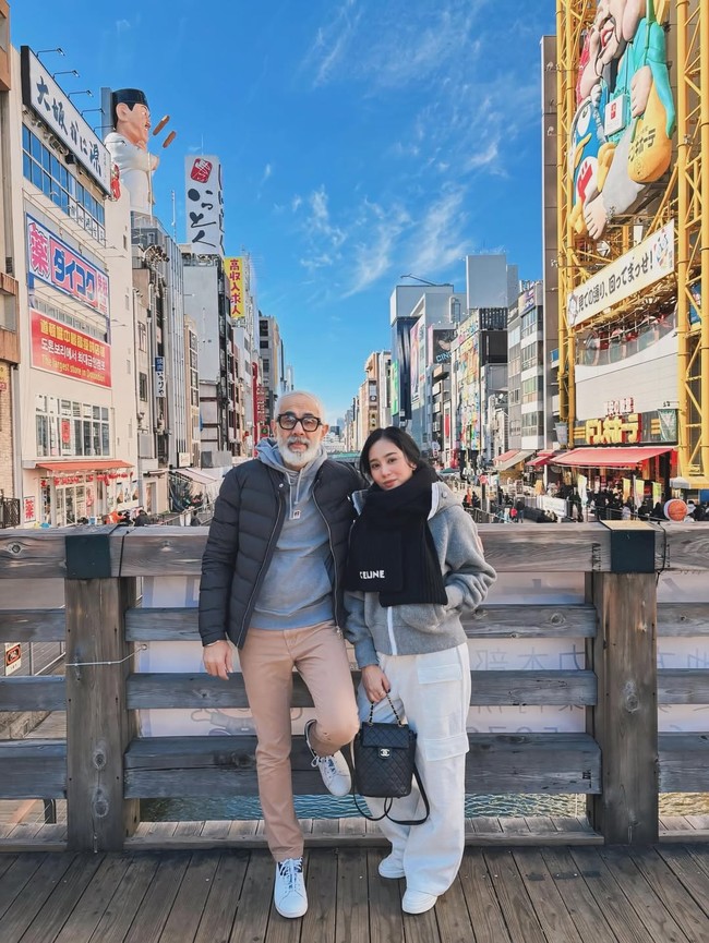 Bunga Zainal menikmati liburan di Jepang bersama sang suami dan kedua anaknya. Foto: Dok. Instagram