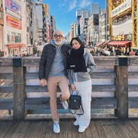 Bunga Zainal menikmati liburan di Jepang bersama sang suami dan kedua anaknya. Foto: Dok. Instagram