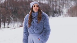 Cathy Sharon tampil chic dalam nuansa biru muda saat bermain salju di Jepang. Foto: Dok. Instagram